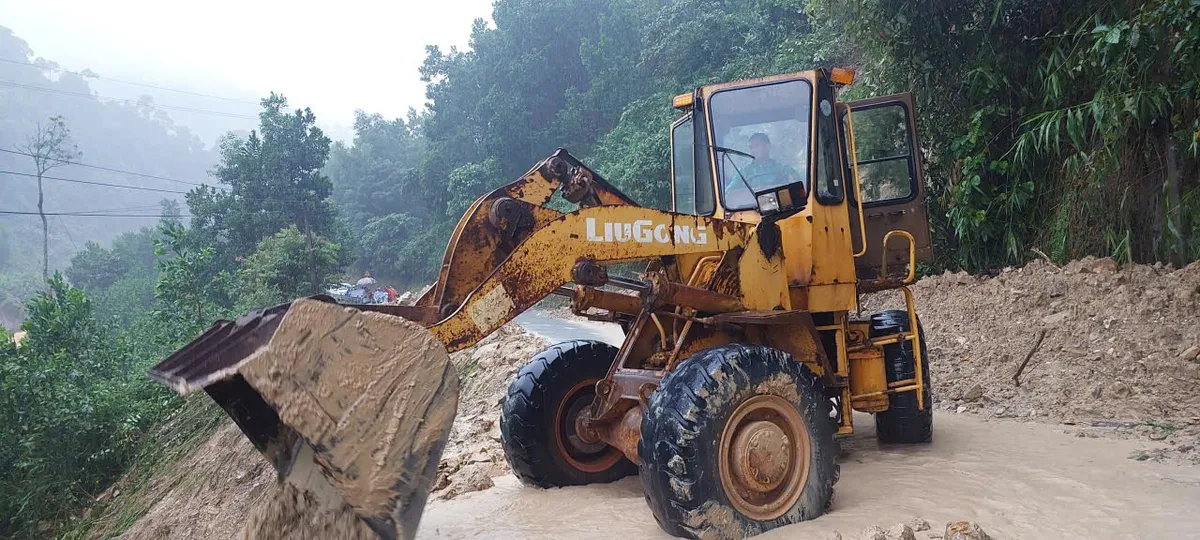 Đà Nẵng huy động lực lượng quân đội và dân quân khẩn trương ứng phó, khắc phục hậu quả mưa lũ - Ảnh 4.