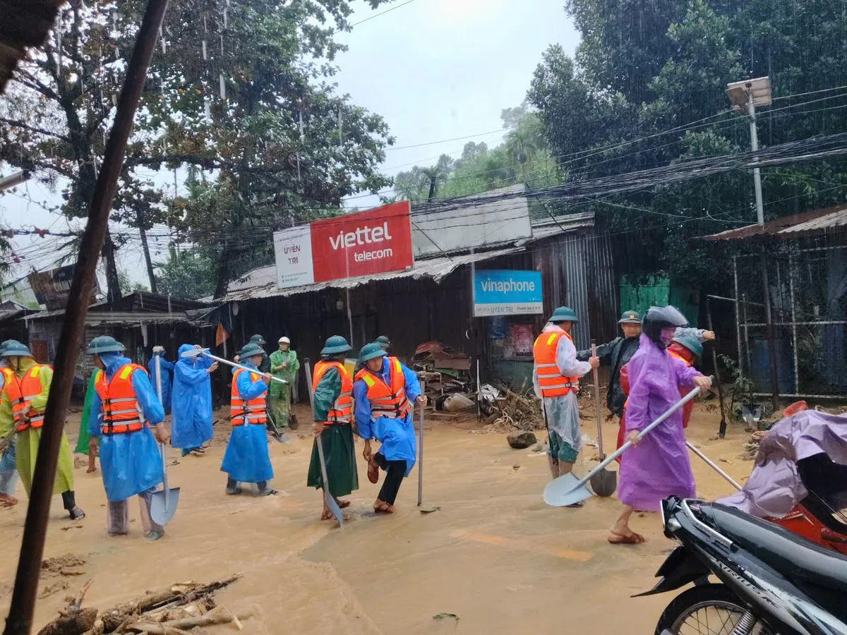 Đà Nẵng huy động lực lượng quân đội và dân quân khẩn trương ứng phó, khắc phục hậu quả mưa lũ - Ảnh 2.