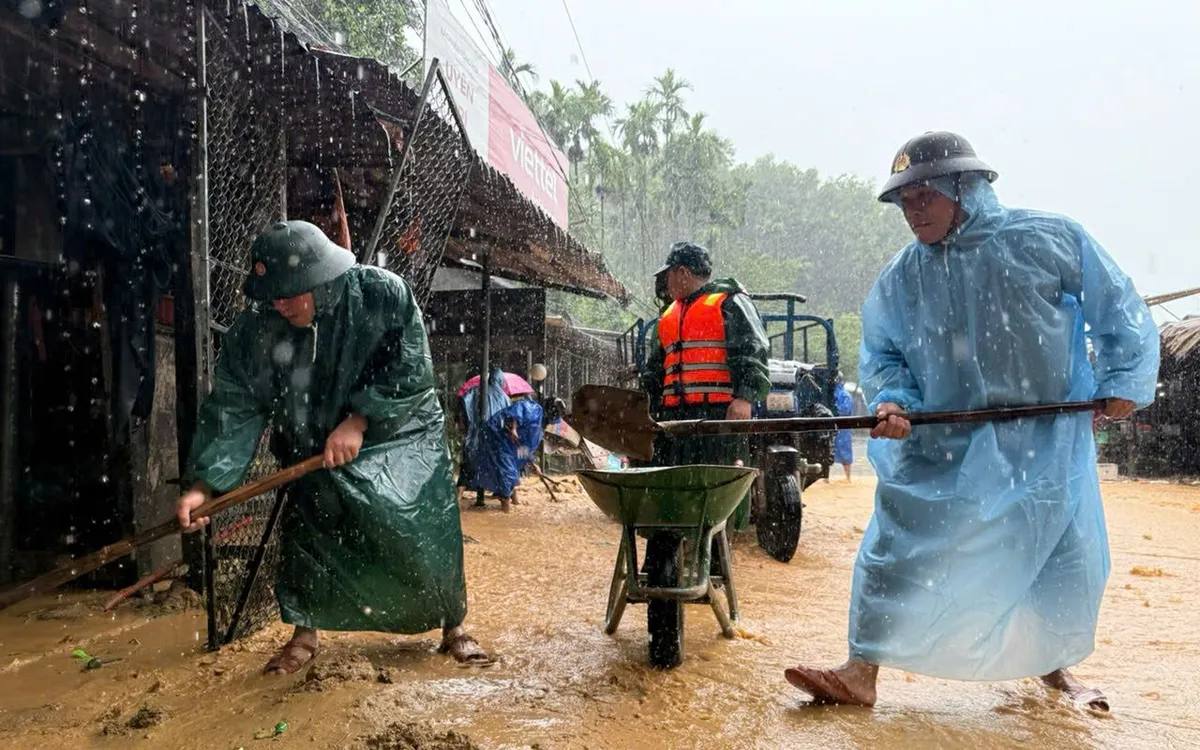 Khẩn trương triển khai lực lượng từng giờ, từng phút để đến với nhân dân sớm nhất.