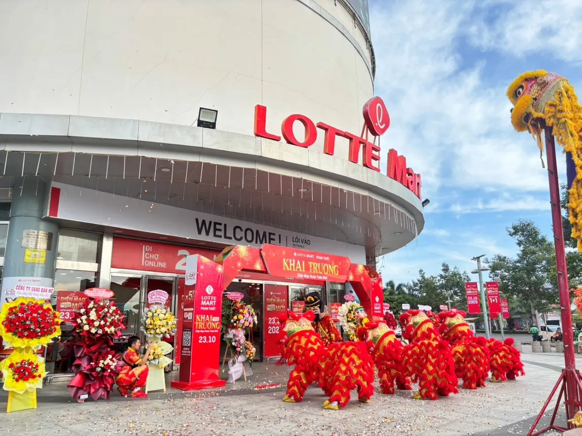 LOTTE MART Phan Thiết t&aacute;i xuất với m&ocirc; h&igrave;nh si&ecirc;u thị kiểu mẫu mới - Ảnh 1.