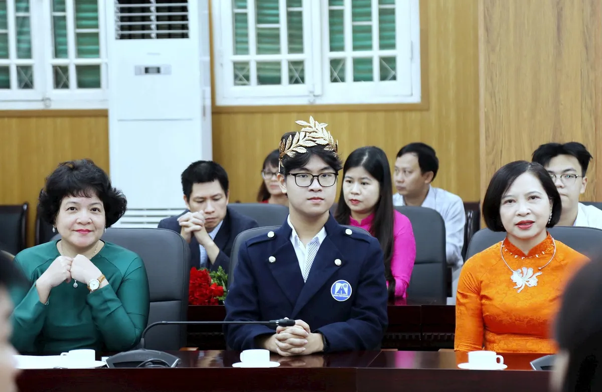 Hà Nội khen thưởng đột xuất cho Quán quân Olympia 2025 Bảo Khánh- Ảnh 3. Hà Nội khen thưởng đột xuất cho Quán quân Olympia 2025 Bảo Khánh- Ảnh 3.