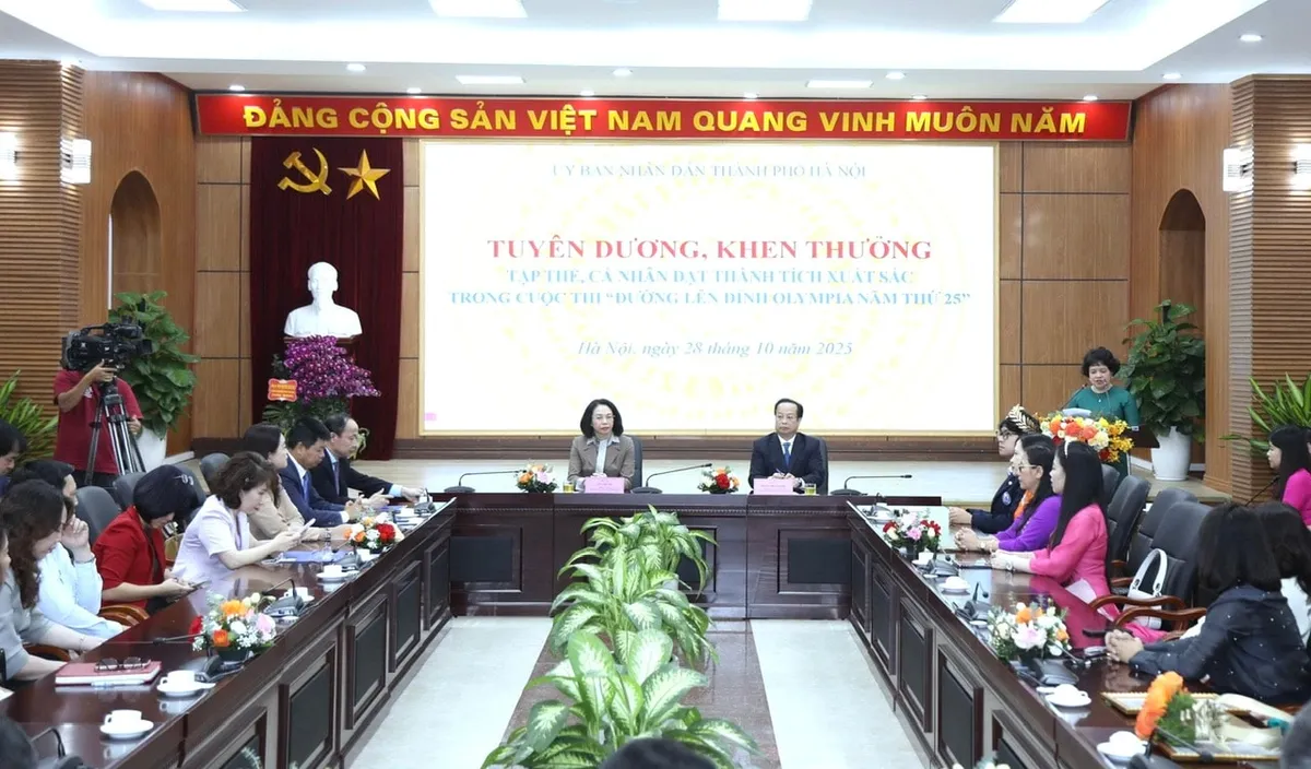 Hà Nội khen thưởng đột xuất cho Quán quân Olympia 2025 Bảo Khánh- Ảnh 1. Hà Nội khen thưởng đột xuất cho Quán quân Olympia 2025 Bảo Khánh- Ảnh 1.