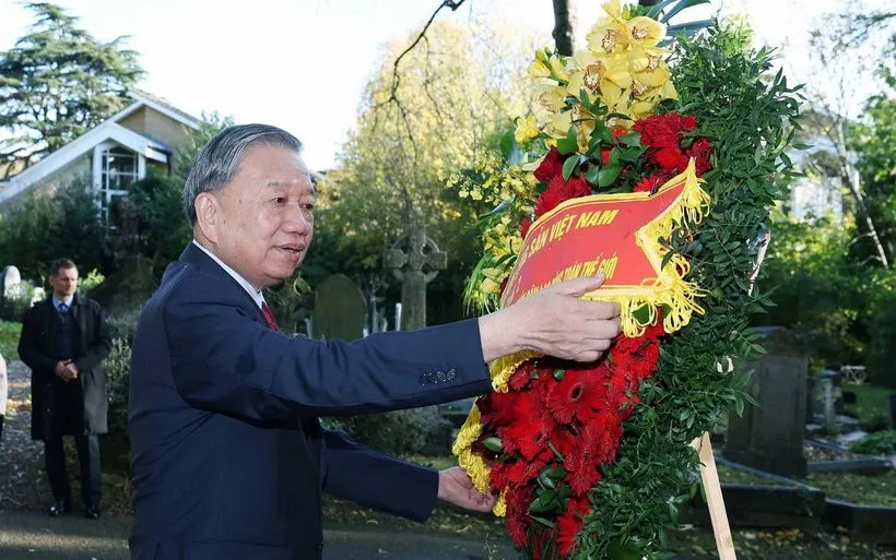 Tổng Bí thư Tô Lâm đặt vòng hoa viếng tại mộ Karl Marx - Lãnh tụ của giai cấp vô sản. (Ảnh: Thống Nhất/TTXVN) 