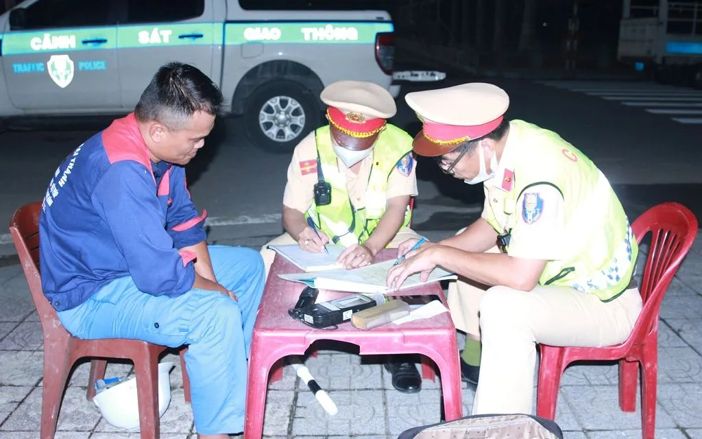 Người điều khiển phương tiện được dừng xe kiểm tra nồng độ cồn theo đúng quy trình, công khai, minh bạch.