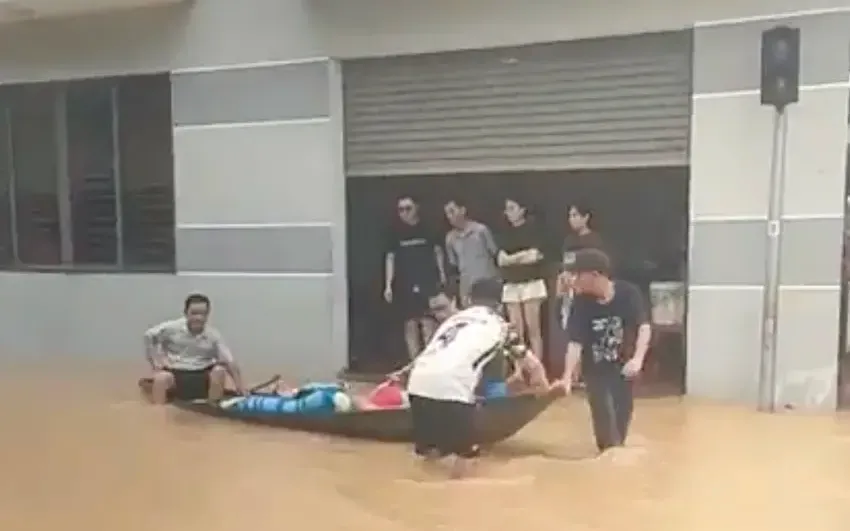 Đưa các nạn nhân ra khỏi khu vực ngập để cấp cứu (Nguồn: PLO) Đưa các nạn nhân ra khỏi khu vực ngập để cấp cứu (Nguồn: PLO)