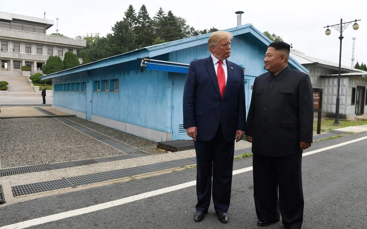 Tổng thống Mỹ Donald Trump (bên trái) gặp nhà lãnh đạo Triều Tiên Kim Jong-un tại làng biên giới Panmunjeom ở Khu phi quân sự, Hàn Quốc, ngày 30/6/2019 (Ảnh: AP/Yonhap)