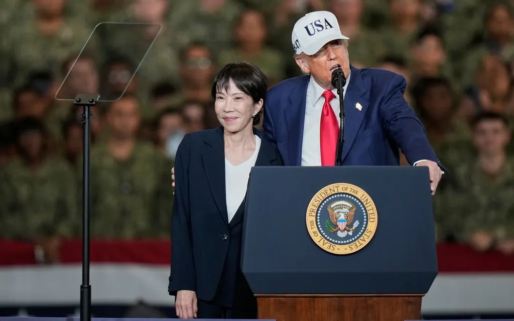 Tổng thống Mỹ Donald Trump và Thủ tướng Nhật Bản Sanae Takaichi phát biểu trên tàu sân bay USS George Washington tại căn cứ Yokosuka, Nhật Bản, ngày 28/10/2025. (Ảnh: AP)