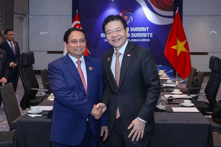 Thủ tướng đề nghị Singapore hỗ trợ phát triển một số ngành công nghiệp chiến lược- Ảnh 1. Thủ tướng đề nghị Singapore hỗ trợ phát triển một số ngành công nghiệp chiến lược- Ảnh 1.