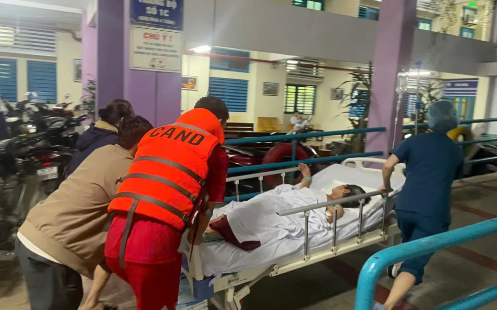 Các lực lượng vũ trang phối hợp hỗ trợ, bố trí phương tiện và nhân lực, giúp Bệnh viện Trung ương Huế chủ động ứng phó, bảo đảm an toàn tuyệt đối cho người và tài sản. Ảnh: Cổng TTĐT TP Huế Các lực lượng vũ trang phối hợp hỗ trợ, bố trí phương tiện và nhân lực, giúp Bệnh viện Trung ương Huế chủ động ứng phó, bảo đảm an toàn tuyệt đối cho người và tài sản. Ảnh: Cổng TTĐT TP Huế