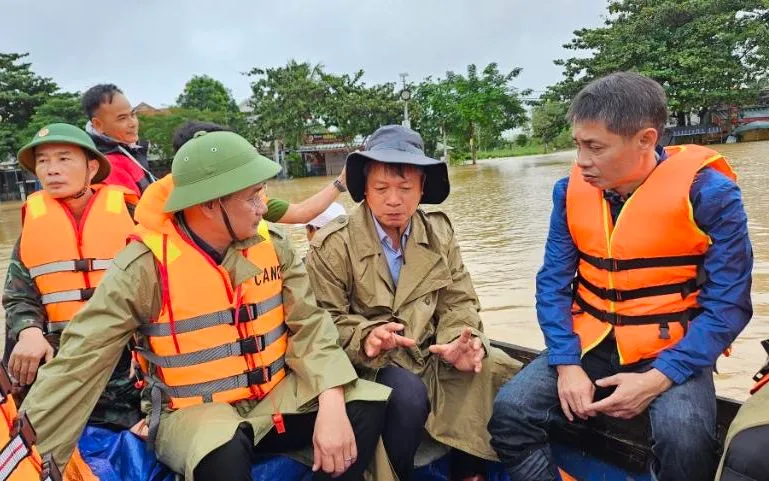 Bí thư Thành ủy Lê Ngọc Quang chỉ đạo công tác ứng phó lũ lụt tại Hội An. Bí thư Thành ủy Lê Ngọc Quang chỉ đạo công tác ứng phó lũ lụt tại Hội An.
