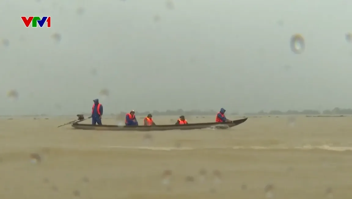 Cán bộ, chiến sĩ xuyên đêm cứu hộ, cứu nạn người dân vùng ngập ở Huế - Ảnh 2.