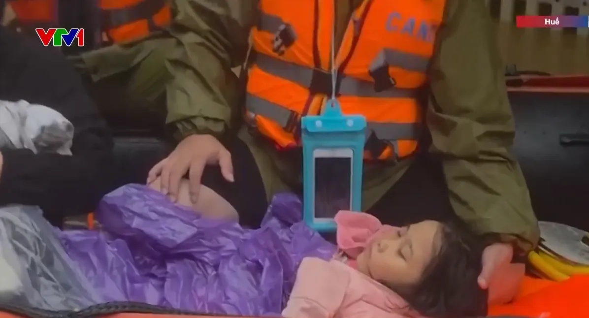 Cán bộ, chiến sĩ xuyên đêm cứu hộ, cứu nạn người dân vùng ngập ở Huế - Ảnh 1.