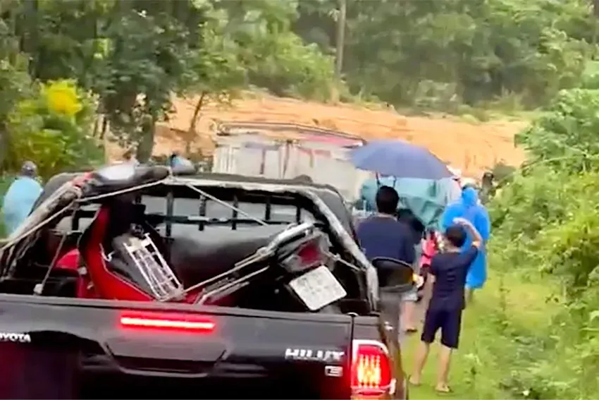 Sạt lở quả đồi ở Đà Nẵng, hàng nghìn mét khối đất đá đổ ập xuống Quốc lộ 40 B  - Ảnh 2.