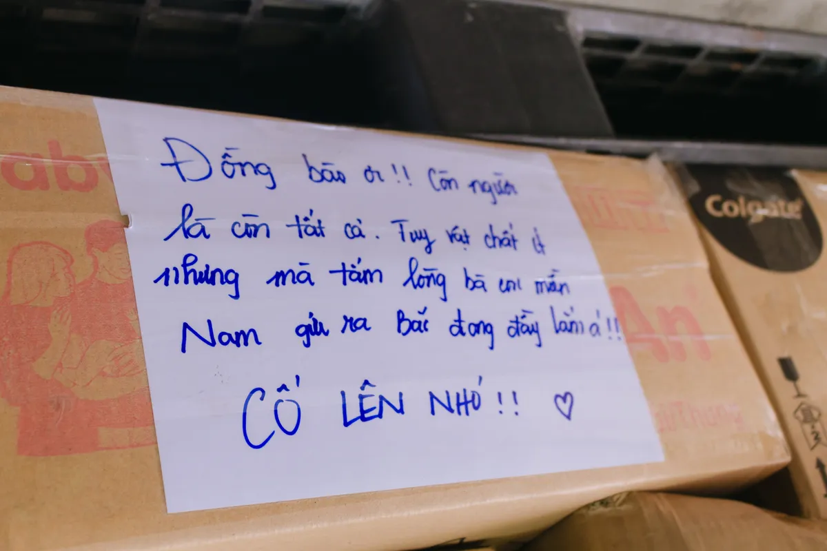 Thêm 70 tấn hàng từ TP Hồ Chí Minh gửi đến người dân vùng lũ - Ảnh 2.