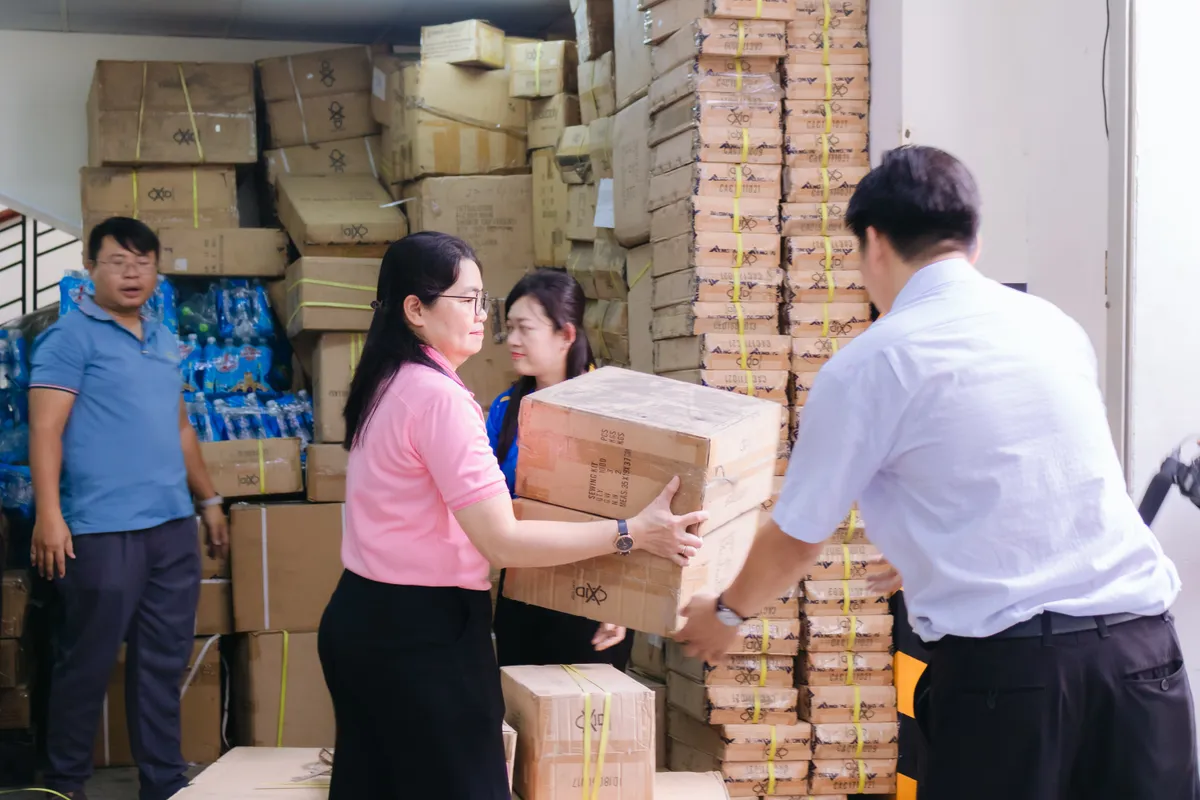 Thêm 70 tấn hàng từ TP Hồ Chí Minh gửi đến người dân vùng lũ - Ảnh 4.