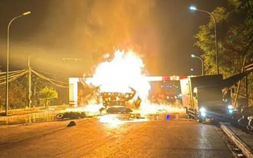 Hiện trường xe bồn bốc cháy.