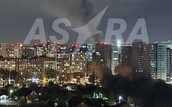 Khói bốc lên trên các tòa nhà gần Moscow, Nga trong một cuộc tấn công bằng máy bay không người lái được báo cáo vào đêm 26/10/2025 (Ảnh: Astra)