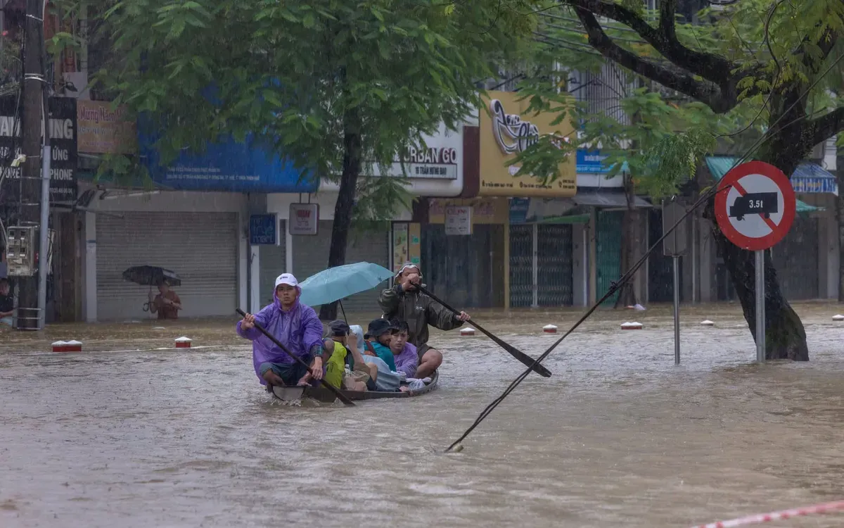 Mưa lũ khiến nhiều khu vực tại TP Huế vẫn ngập sâu, người dân phải đi lại bằng thuyền. Mưa lũ khiến nhiều khu vực tại TP Huế vẫn ngập sâu, người dân phải đi lại bằng thuyền.