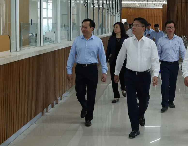 Phó Thủ tướng Lê Thành Long kiểm tra, đôn đốc tiến độ dự án cơ sở 2 Bệnh viện Bạch Mai và Việt Đức - Ảnh 1.