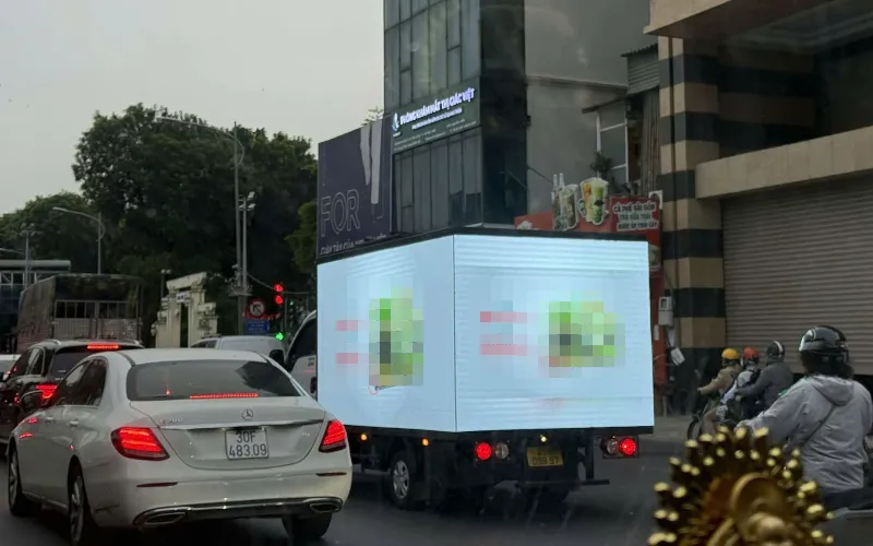 Hình ảnh phương tiện gắn màn hình quảng cáo lưu thông trên đường được phản ánh.