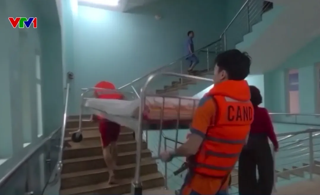 Huế: Bệnh viện di dời khẩn cấp người bệnh do mưa lũ- Ảnh 3. Huế: Bệnh viện di dời khẩn cấp người bệnh do mưa lũ- Ảnh 3.