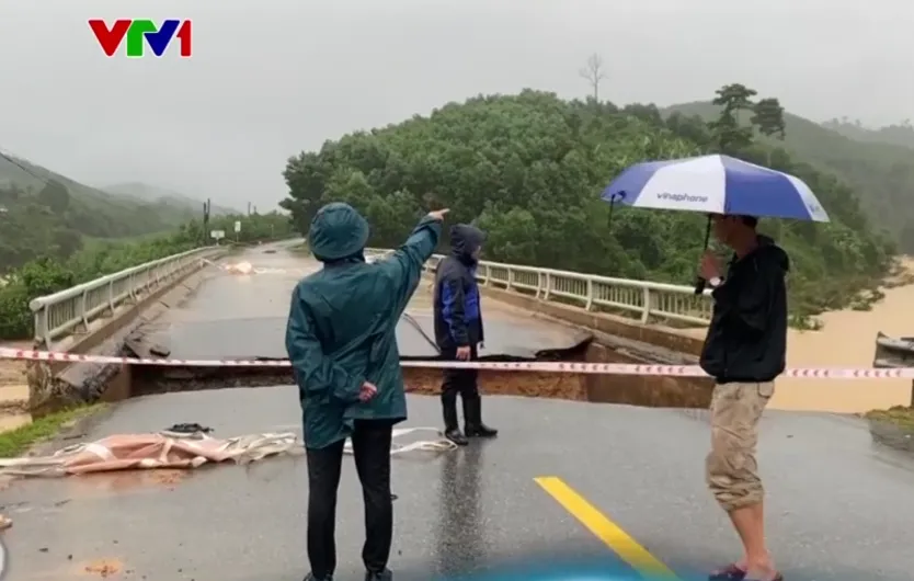 Sạt lở chia cắt giao thông nghiêm trọng tại miền Trung- Ảnh 2. Sạt lở chia cắt giao thông nghiêm trọng tại miền Trung- Ảnh 2.