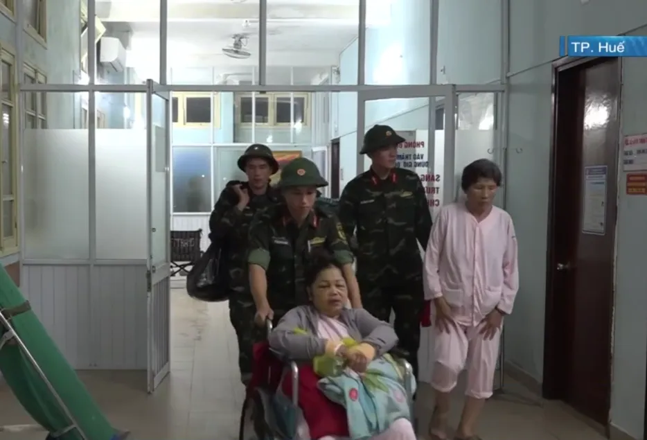 Huế: Bệnh viện di dời khẩn cấp người bệnh do mưa lũ- Ảnh 2. Huế: Bệnh viện di dời khẩn cấp người bệnh do mưa lũ- Ảnh 2.