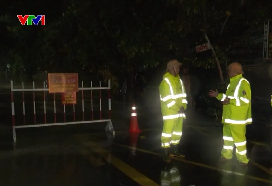 Lực lượng Cảnh sát giao thông Đà Nẵng xuyên đêm phân luồng, đảm bảo an toàn trên Quốc lộ 1- Ảnh 1.