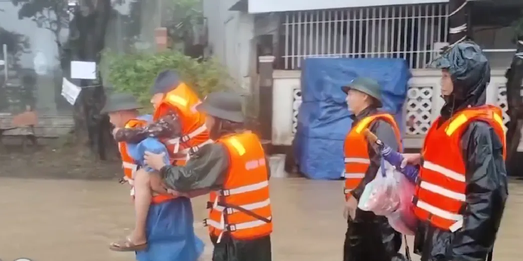 Qu&acirc;n khu 5 k&iacute;ch hoạt ứng cứu khẩn cấp, h&agrave;ng ngh&igrave;n hộ d&acirc;n được di dời an to&agrave;n - Ảnh 1.