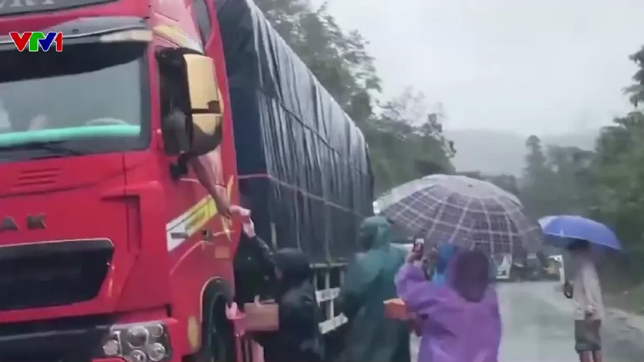 Tắc đường v&igrave; sạt lở, ấm l&ograve;ng những suất cơm tiếp sức giữa đ&egrave;o L&ograve; Xo - Ảnh 2.