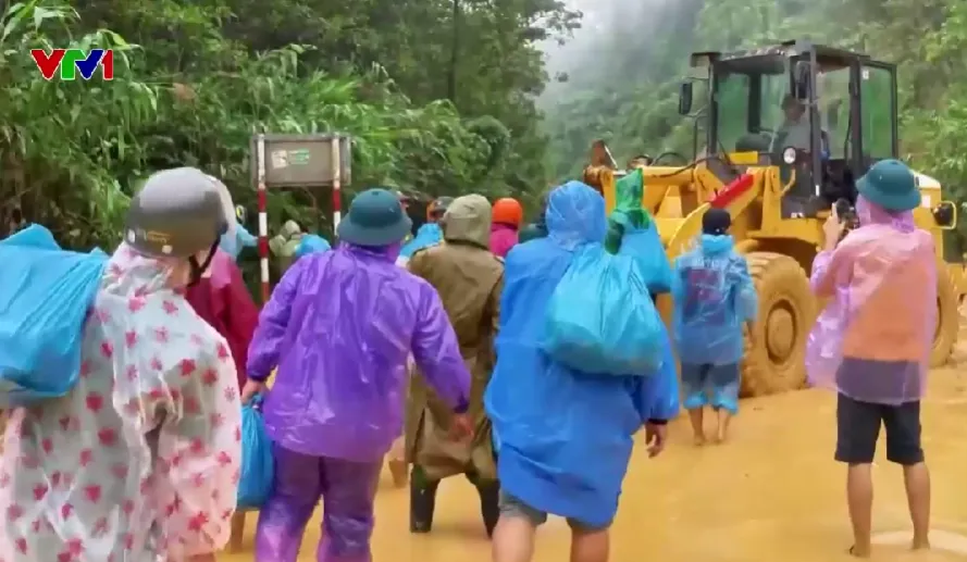 Tắc đường v&igrave; sạt lở, ấm l&ograve;ng những suất cơm tiếp sức giữa đ&egrave;o L&ograve; Xo - Ảnh 1.