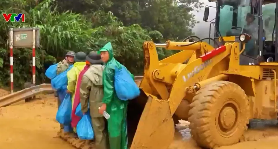 Tắc đường v&igrave; sạt lở, ấm l&ograve;ng những suất cơm tiếp sức giữa đ&egrave;o L&ograve; Xo - Ảnh 3.