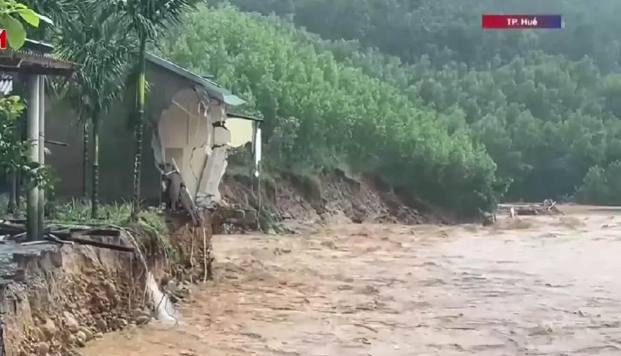 Huế mưa lớn kéo dài: Sạt lở uy hiếp nhà dân, nhiều tuyến đường bị chia cắt - Ảnh 2.