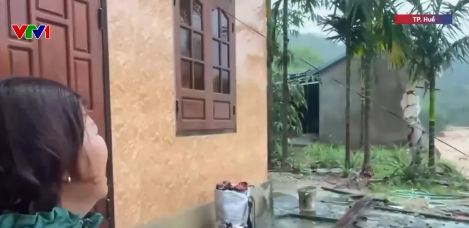 Huế mưa lớn kéo dài: Sạt lở uy hiếp nhà dân, nhiều tuyến đường bị chia cắt - Ảnh 1.
