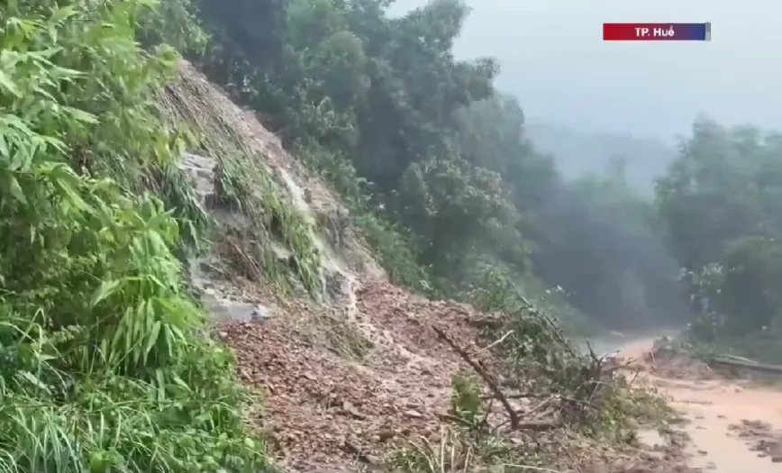 Huế mưa lớn kéo dài: Sạt lở uy hiếp nhà dân, nhiều tuyến đường bị chia cắt - Ảnh 3.