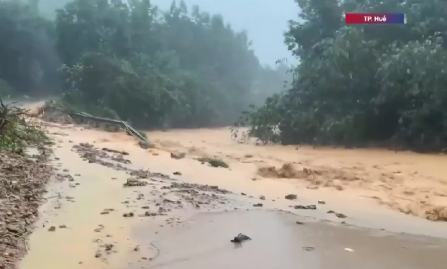 Huế mưa lớn kéo dài: Sạt lở uy hiếp nhà dân, nhiều tuyến đường bị chia cắt - Ảnh 4.