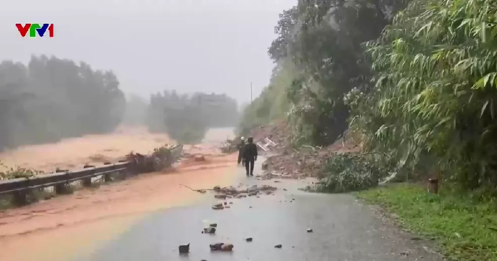 Huế mưa lớn kéo dài: Sạt lở uy hiếp nhà dân, nhiều tuyến đường bị chia cắt - Ảnh 5.