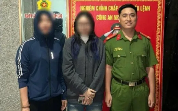 Công an phường bàn giao chị N cho gia đình. Ảnh: Công an TP Hà Nội