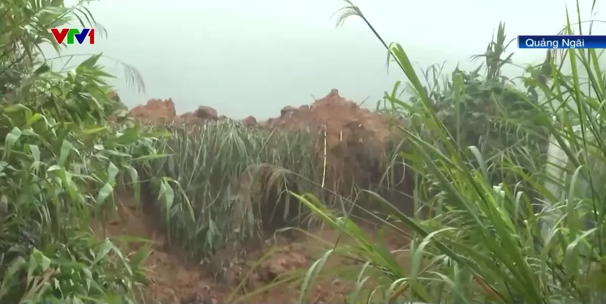 Khắc phục sạt lở núi ở tuyến Quốc lộ 24C - Ảnh 2.