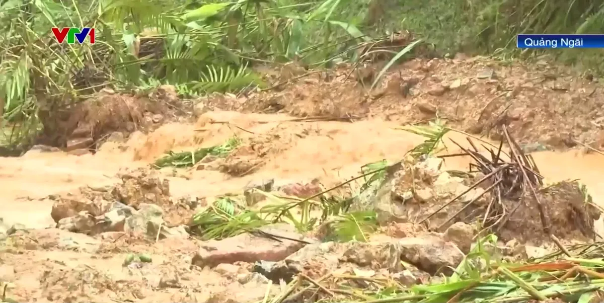 Khắc phục sạt lở núi ở tuyến Quốc lộ 24C - Ảnh 1.