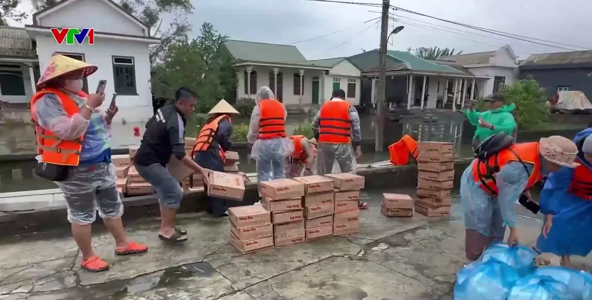 Ấm áp tình người trong mưa lũ  - Ảnh 1.