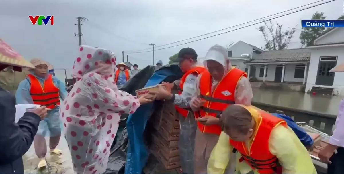 Ấm áp tình người trong mưa lũ  - Ảnh 3.