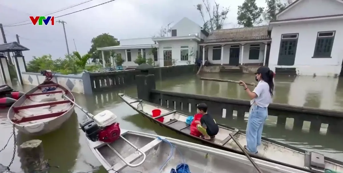 Ấm áp tình người trong mưa lũ  - Ảnh 2.