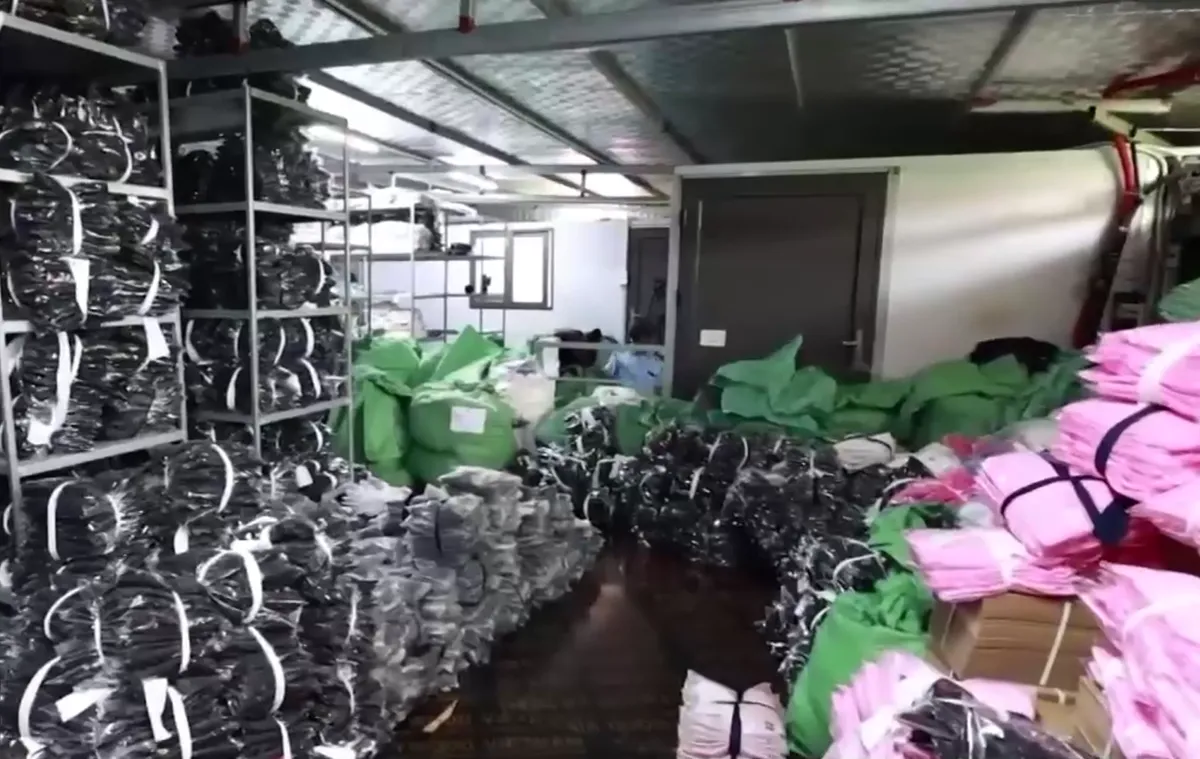 Triệt phá cơ sở sản xuất quần áo thể thao giả mạo nhãn hiệu - Ảnh 1.