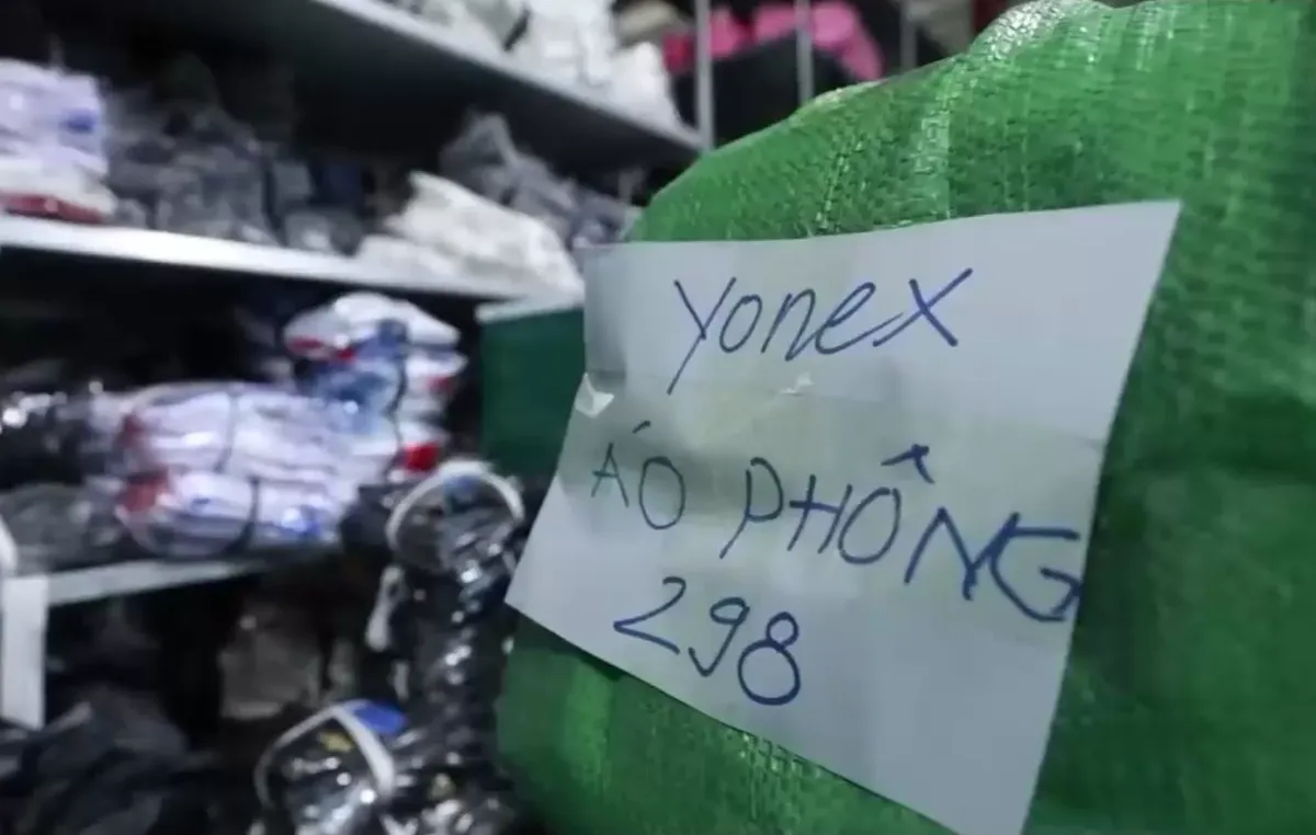 Triệt phá cơ sở sản xuất quần áo thể thao giả mạo nhãn hiệu - Ảnh 3.