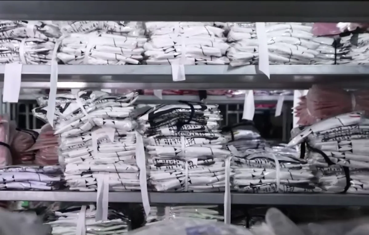 Triệt phá cơ sở sản xuất quần áo thể thao giả mạo nhãn hiệu - Ảnh 2.