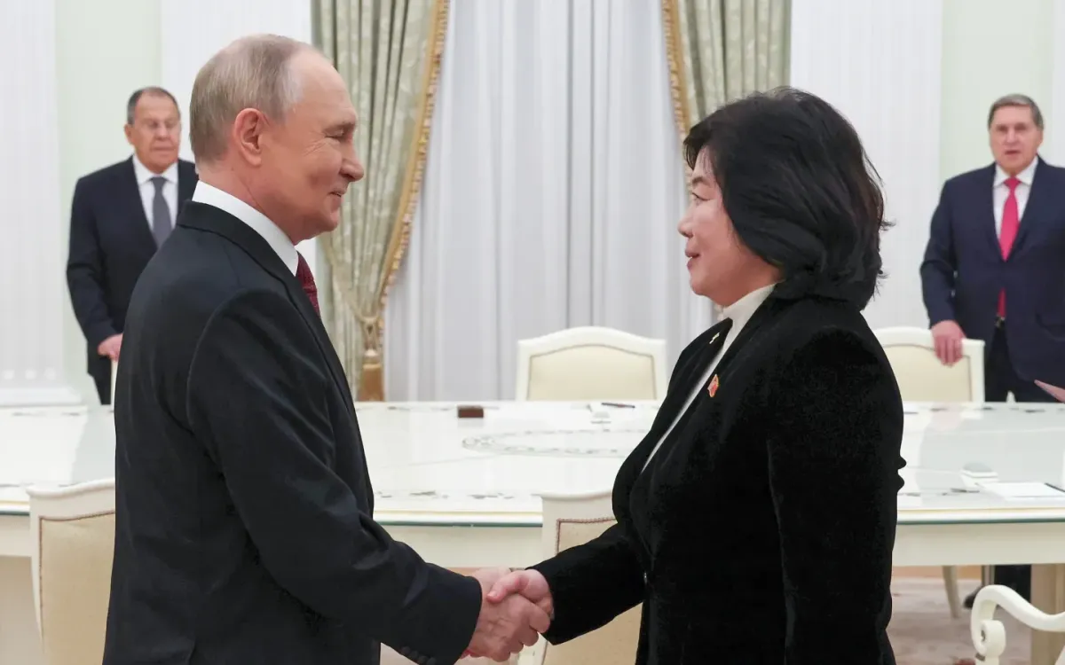 Ngoại trưởng Triều Tiên Choe Son Hui (bên phải) gặp Tổng thống Nga Putin tại Điện Kremlin, Moscow, ngày 27/10/2025 (Ảnh: AP)
