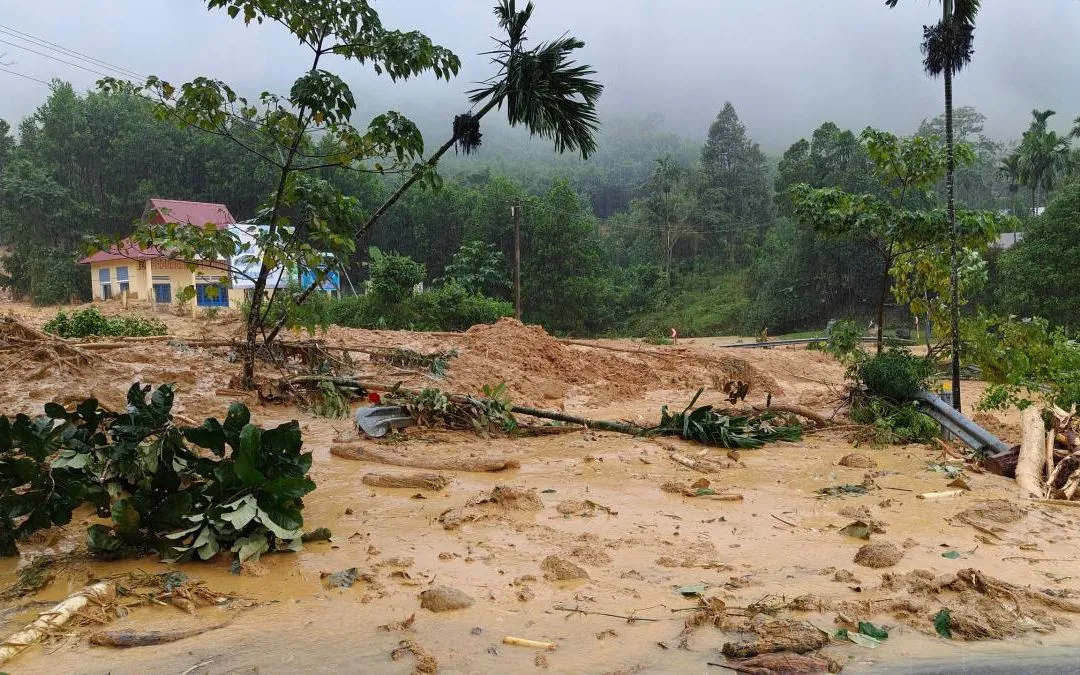 Đất đá tràn xuống Quốc lộ 40B. (Ảnh: CADN) Đất đá tràn xuống Quốc lộ 40B. (Ảnh: CADN)