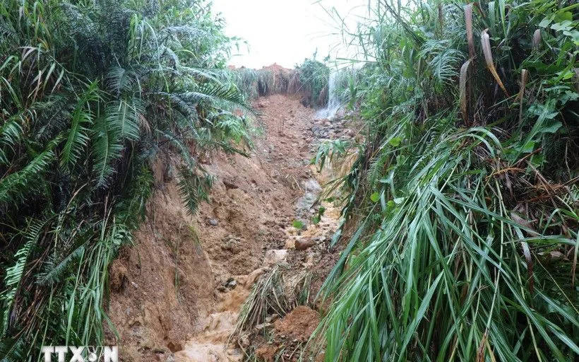 Một điểm sạt lở do mưa lũ tại Quảng Ngãi. (Ảnh: Phạm Cường/TTXVN)