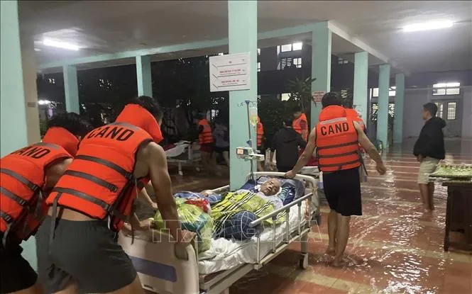 Huế: Bệnh viện di dời khẩn cấp người bệnh do mưa lũ- Ảnh 1. Huế: Bệnh viện di dời khẩn cấp người bệnh do mưa lũ- Ảnh 1.